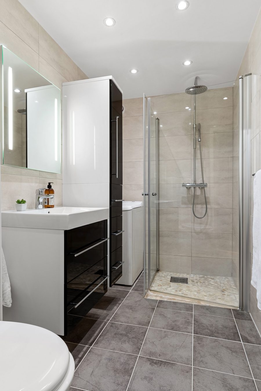 Modernisiertes Badezimmer in Weiß